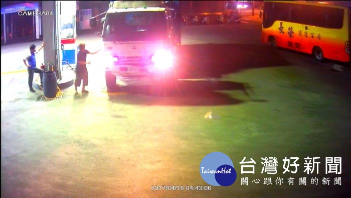 調閱附近路口監視器,發現王嫌駕駛白色小客車,綽號阿福之男子則駕駛抓斗車,進出該地點。