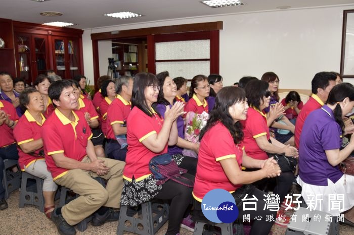 中壢區復興里鄰長志工在謝秀姈里長的帶領下,抵達桃園市議會進行拜會。