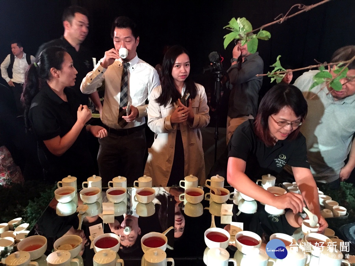 現場以紅茶評鑑方式進行，一次呈現日月潭紅茶完整風味，讓現場賓客驚艷不已。