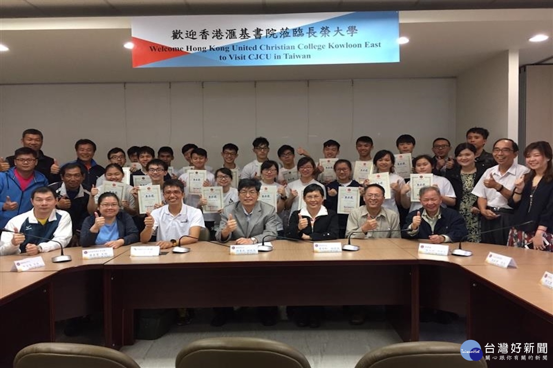 香港匯基中學體育營師生參訪長榮大學後稱讚不已。