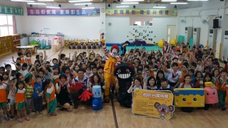 桃園市政府衛生局與民間社團慈善基金會結合，在桃園市立龜山幼兒園舉行洗手教育巡迴活動。