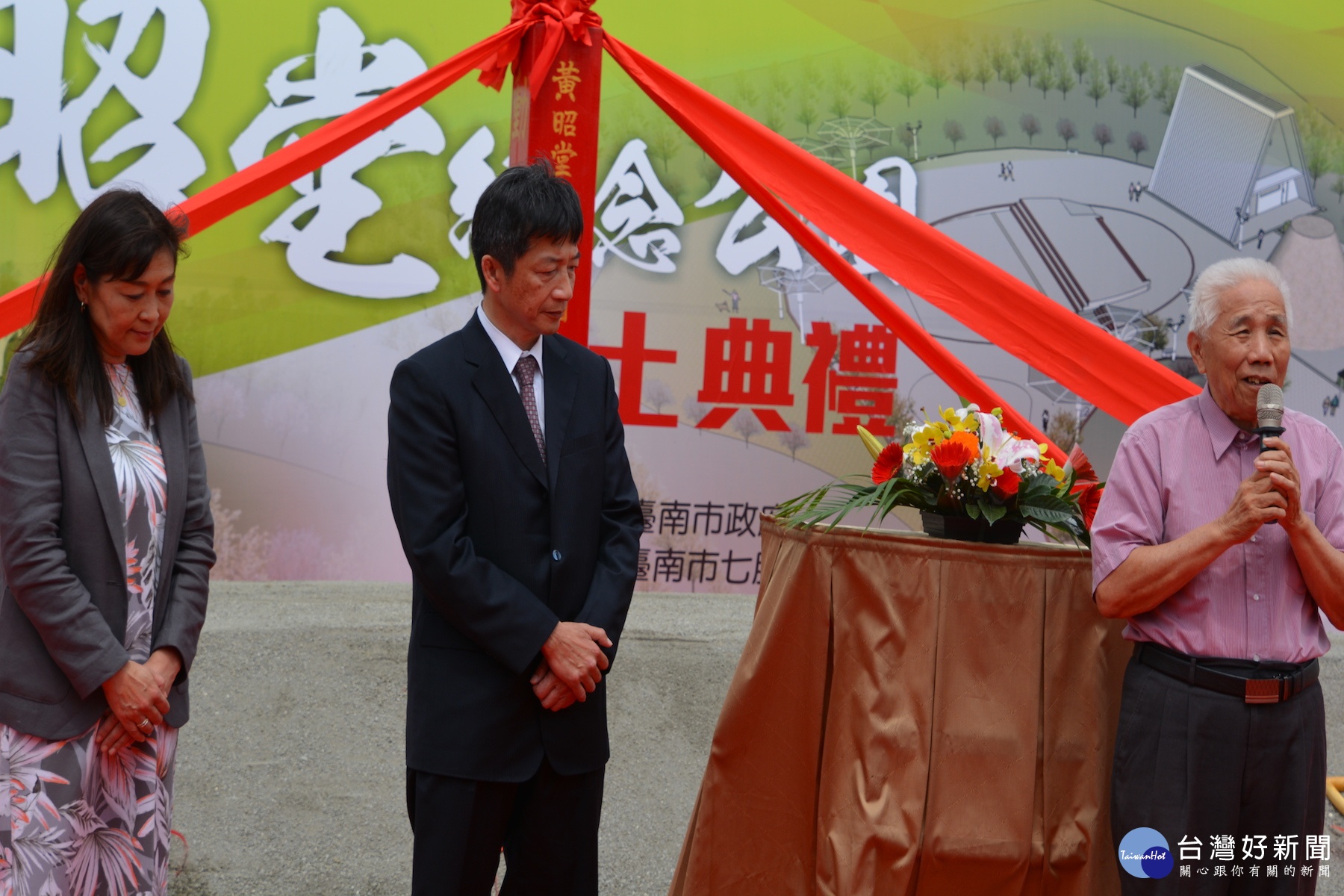 故黃昭堂兒子黃正澄(中)專從日本回到台南七股龍山漁村先父紀念公園表達謝意。(記者/黃芳祿攝)