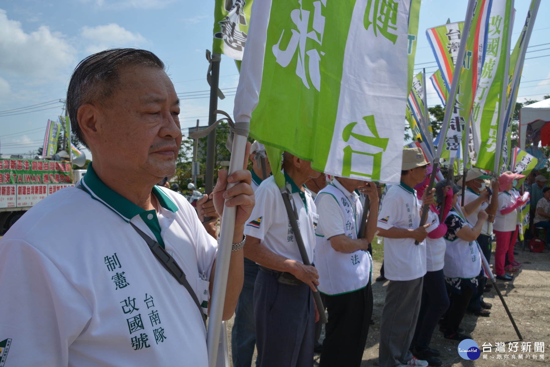 台灣獨立聯盟要員前立委魏耀乾(左一)率陣線成員持「台灣獨立建國」布旗靜站動土大典會場。(記者/黃芳祿攝)