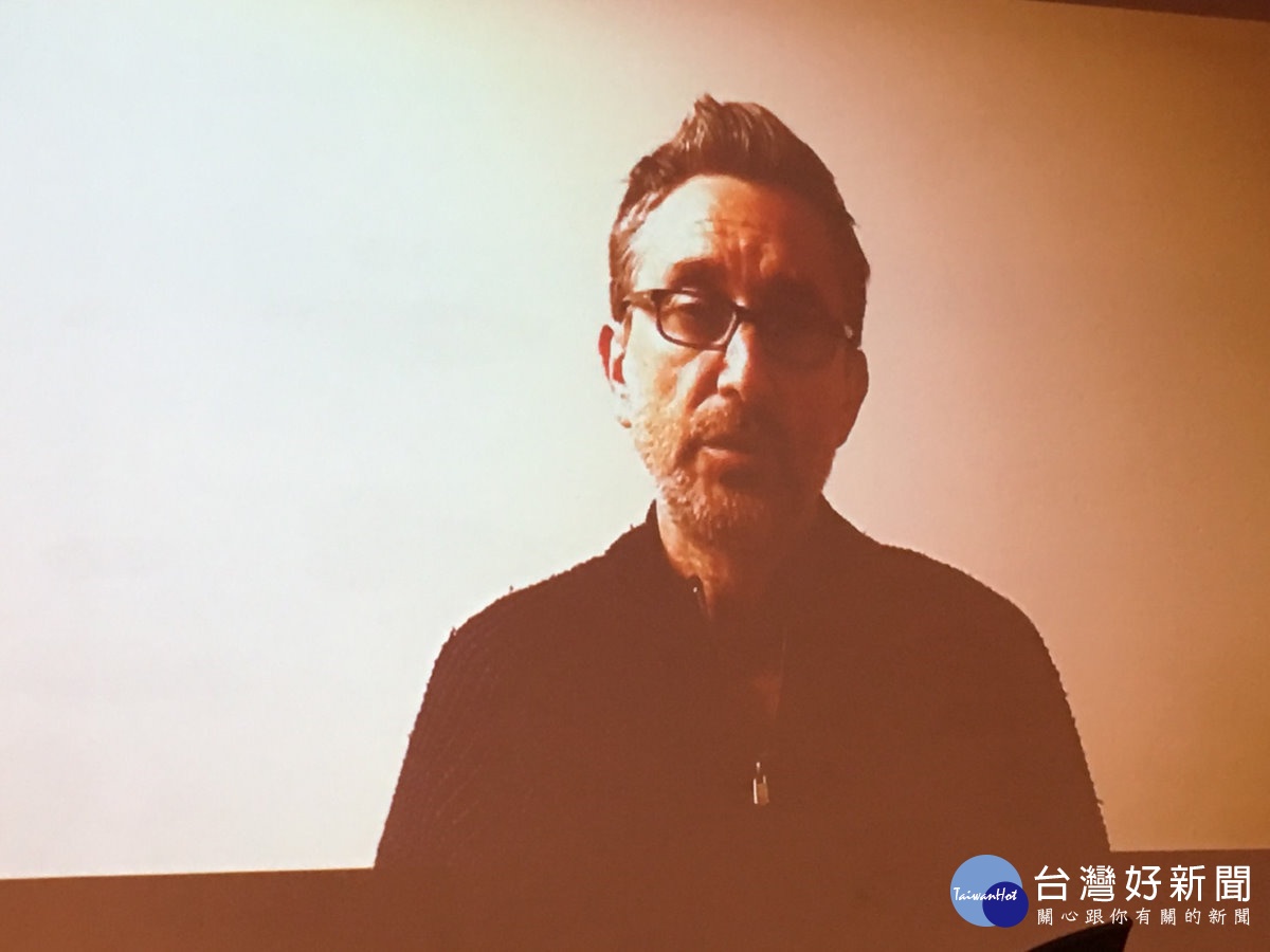 在記者會中法國奇才導演波默拉錄了一小段影像，向中臺灣觀眾致意（記者賴淑禎攝）