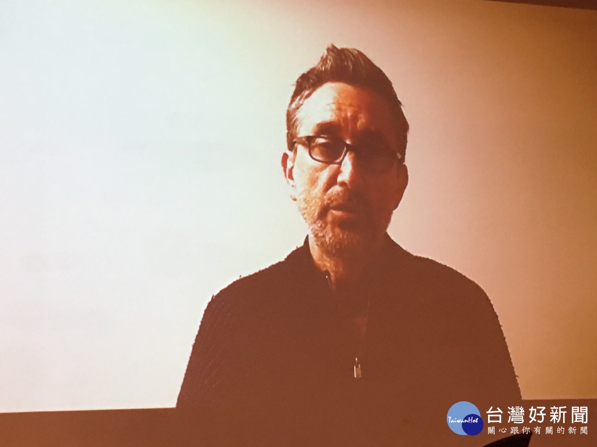 在記者會中法國奇才導演波默拉錄了一小段影像,向中臺灣觀眾致意(記者賴淑禎攝)