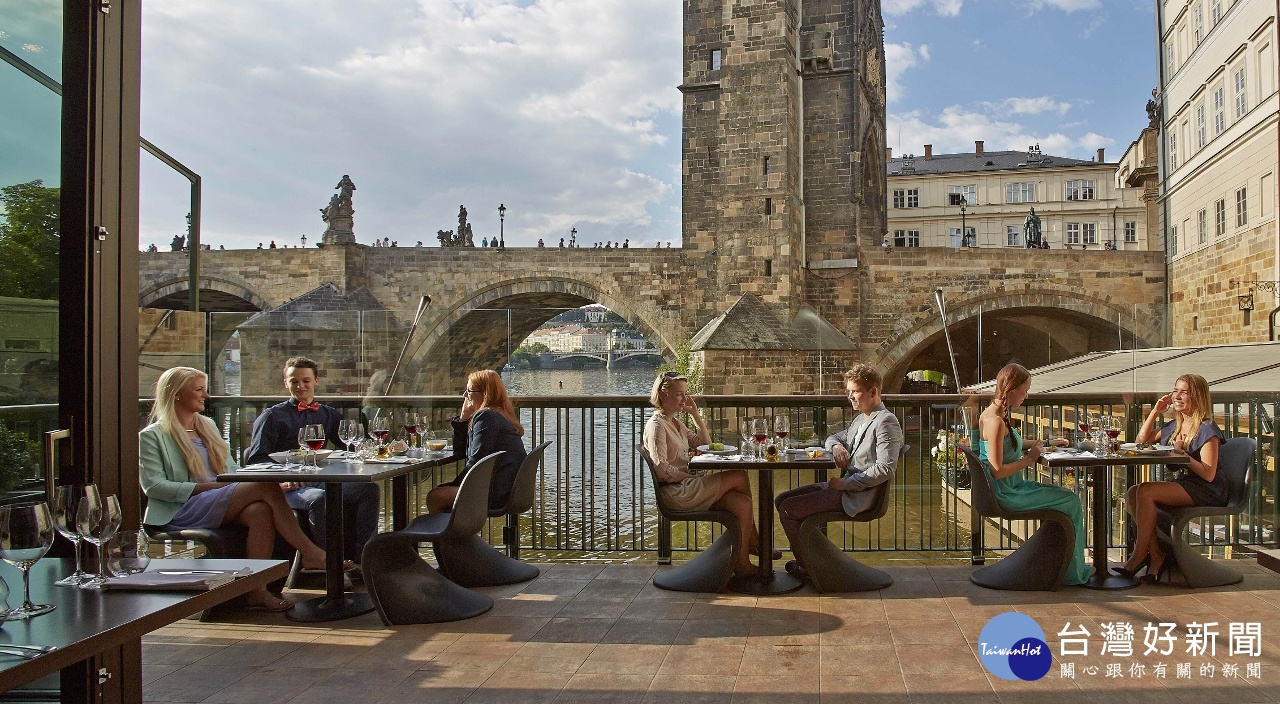 查理橋旁的​布拉格水車坊 Mlynec Restaurant，是知名的米其林餐廳，坐在半露天的餐桌上，看著波光粼粼的伏爾塔瓦河，品嘗著美食，好不愜意。（圖／喜鴻假期提供）