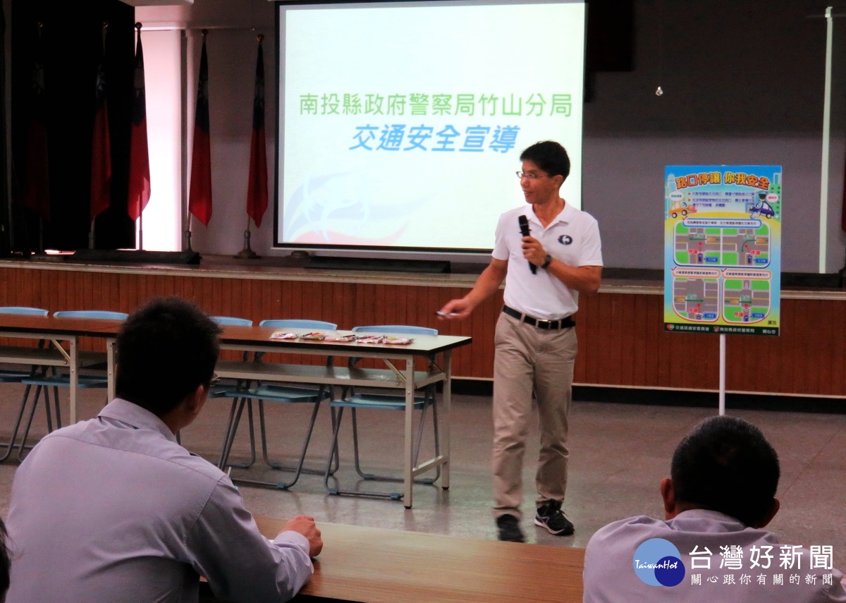 竹山分局交通組警員蘇永信針對交通安全宣導作為常訓內容。