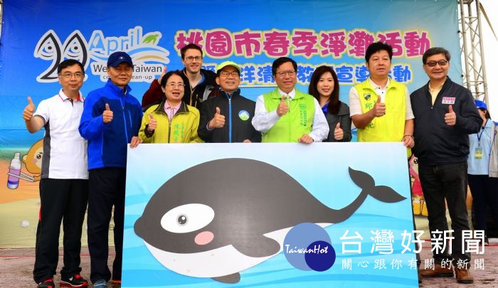 現場嘉賓拯救抹香鯨並呼籲減少海洋垃圾。