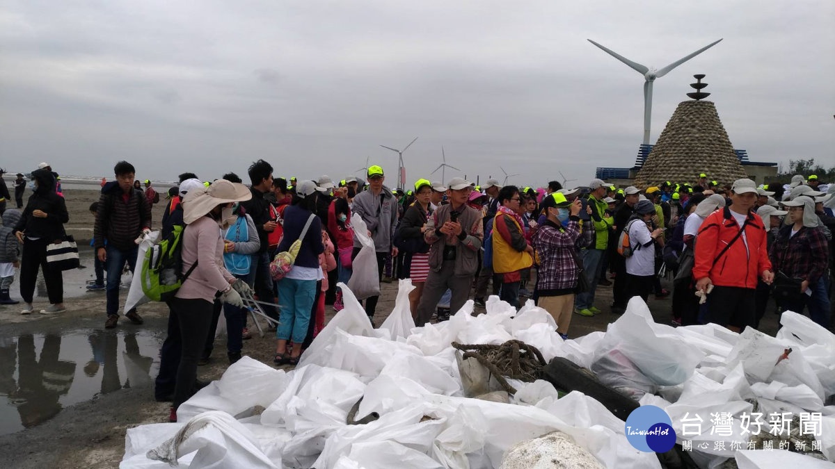 台中市環保局淨灘活動清出的垃圾以塑膠類最多，其中最大件的垃圾是廢棄的漁網跟輪胎。