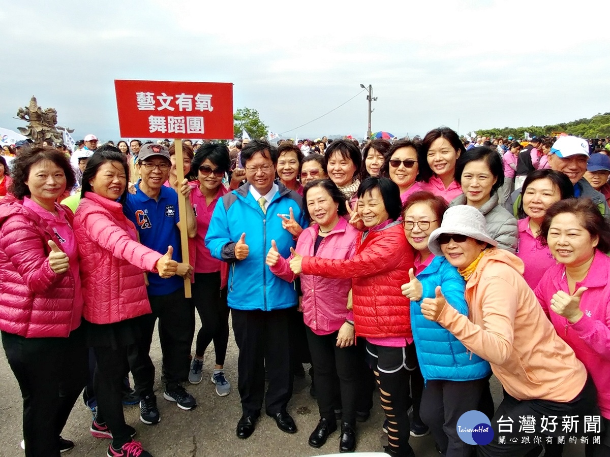 運動嘉年華會三聖宮啟動 30社團1000人大會師，鄭文燦市長與民眾合影