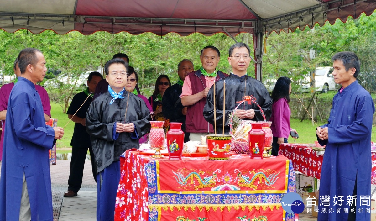 投縣府文化局長林榮森（左中）鄉長陳錦倫、（右中），祈福祭天儀式中展開。
