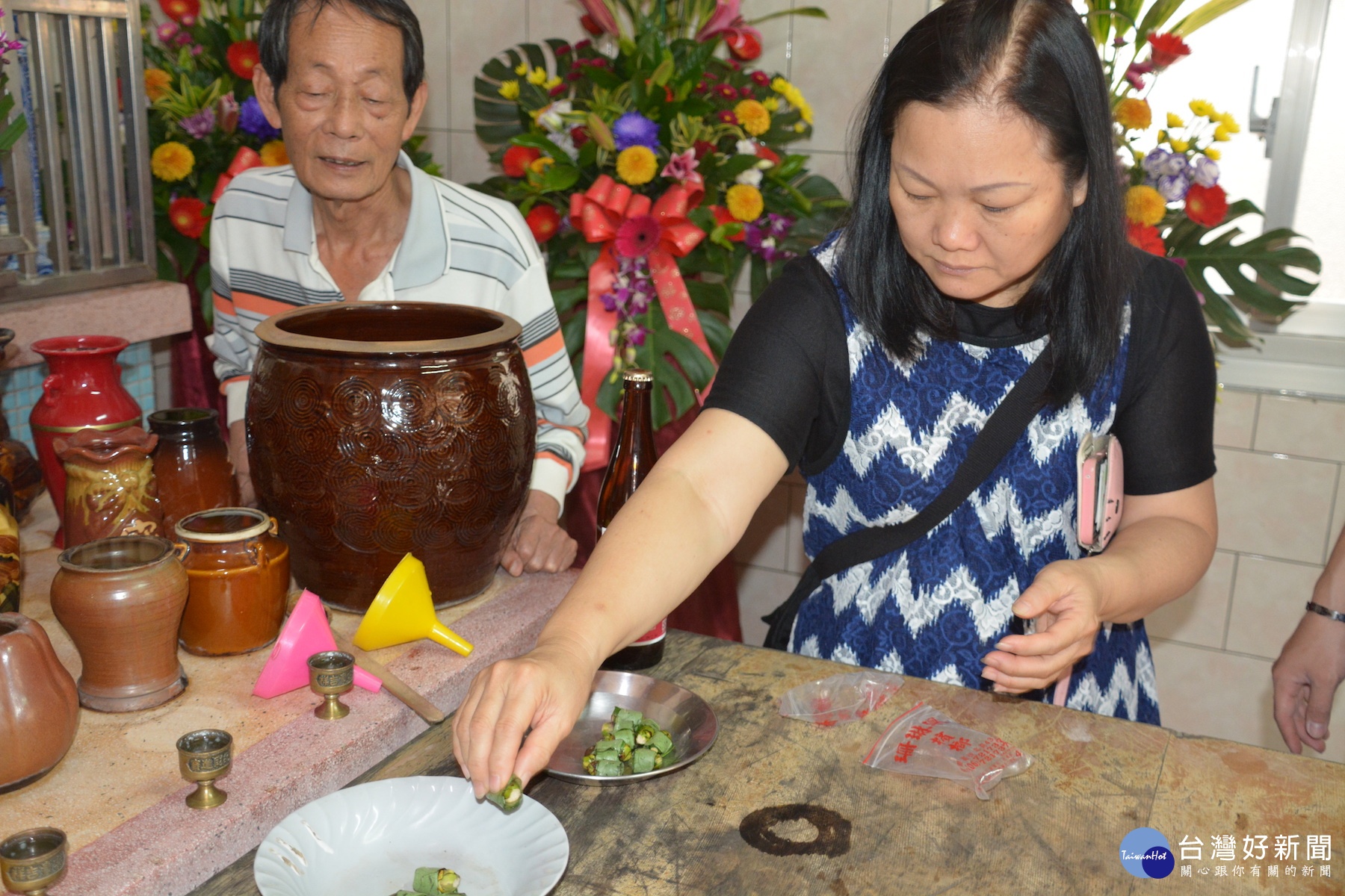 阿立祖後裔用檳榔祭拜。(記者/黃芳祿攝)