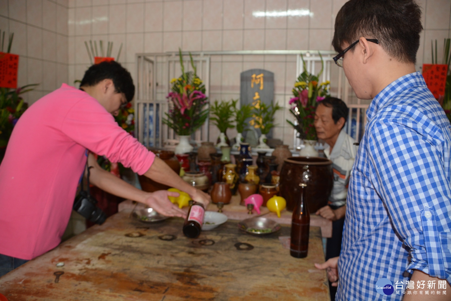 後裔們說,米酒是阿立祖最喜歡祭品之一。(記者/黃芳祿攝)