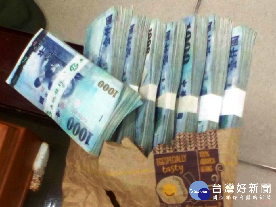 桃園市平鎮區環境清潔中隊三位隊員拾獲80萬現金報警,隨後依法發還失主家屬。(圖/桃園環保局提供)