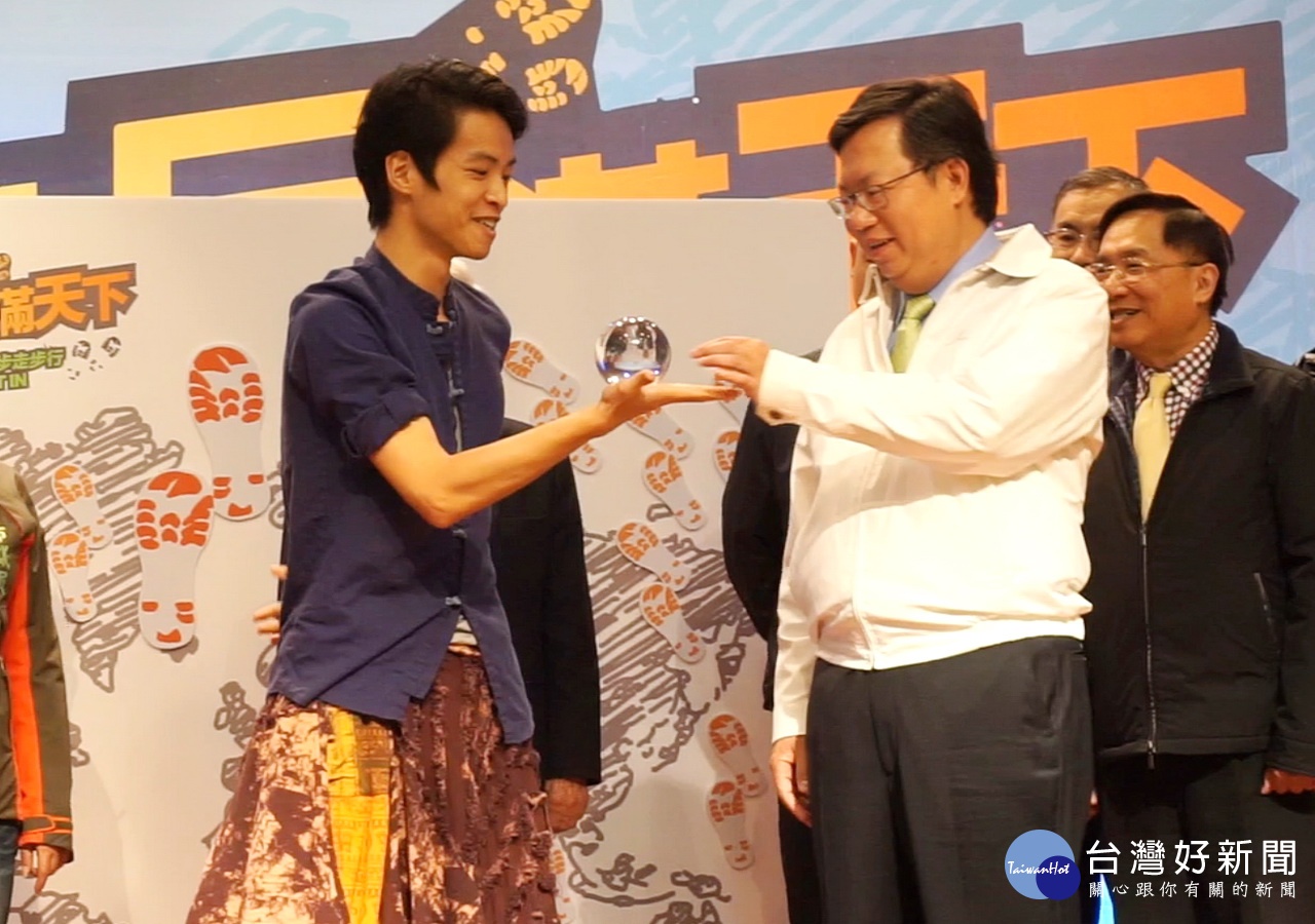 中原大學蔡謹丞同學與鄭文燦市長在台上進行水晶球表演。
