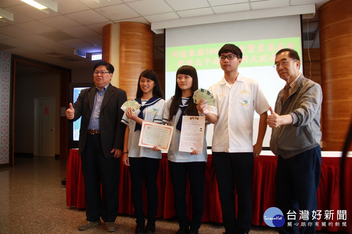 3名同學分別進入北中南國立大學。(記者扶小萍攝)
