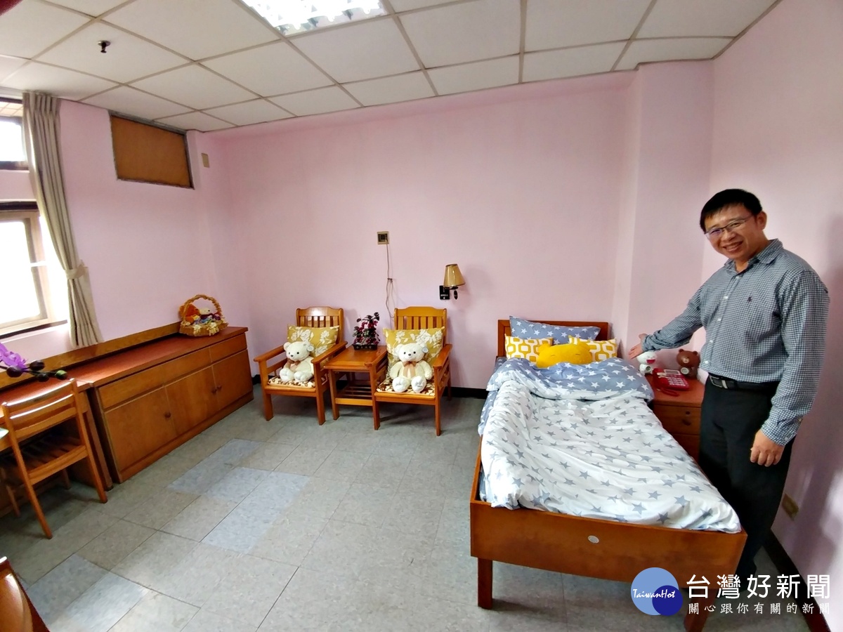 八德榮家劉偉綱輔導員指著乾淨整潔的單人房表示,目前已沒有空房