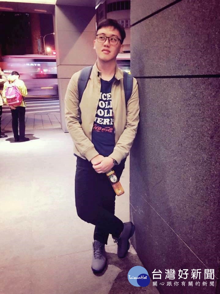 James習慣搭乘大眾交通工具往返公司與客戶之間,他說這樣才能有更多時間用來思考。(圖/掬月拾棲提供)