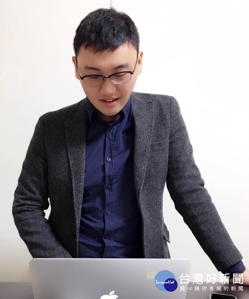 James至今依舊站在第一線服務客戶,傾聽並了解客戶的需求。(圖/掬月拾棲提供)