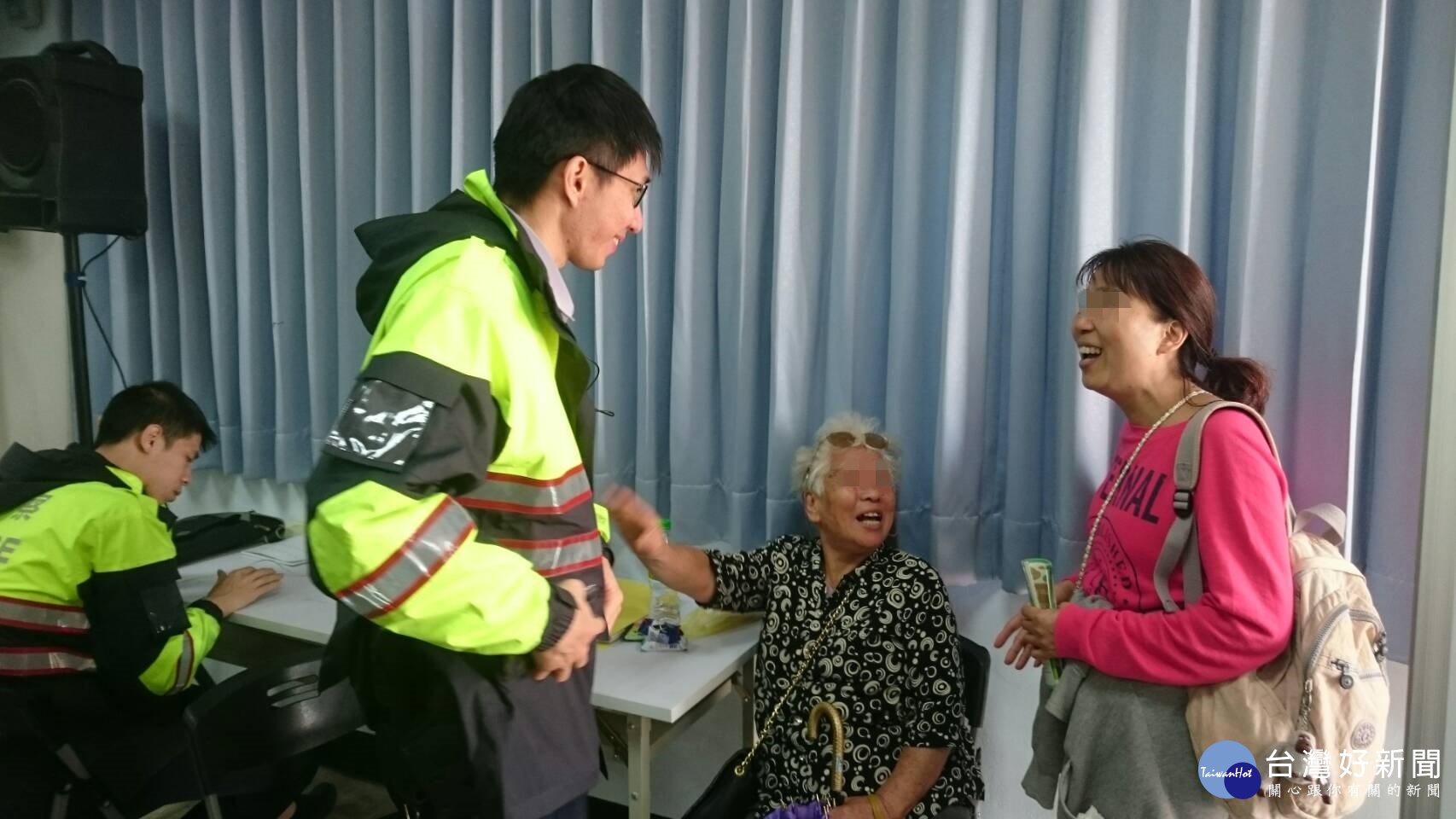 警員將林老婆婆帶回前進指揮所安置,提供水,及餅乾,等候家屬。