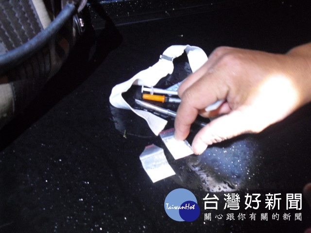 警方發現一級毒品海洛因2包（毛重0.7公克）。 
