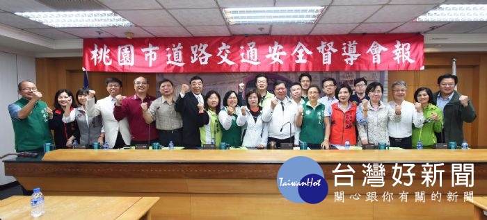 桃園市議會跨黨派22位議員,為因爭取桃園建設預算而受傷的鄭文燦市長打氣鼓勵,送上鮮花並齊聲高喊「加油」。