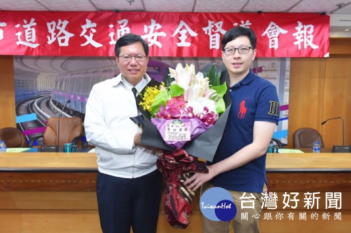 桃園市議員王浩宇送上鮮花，為因爭取桃園建設預算而受傷的鄭文燦市長打氣鼓勵。