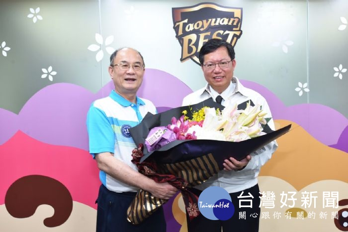 桃園市議員蘇家明送上鮮花,為因爭取桃園建設預算而受傷的鄭文燦市長打氣鼓勵。