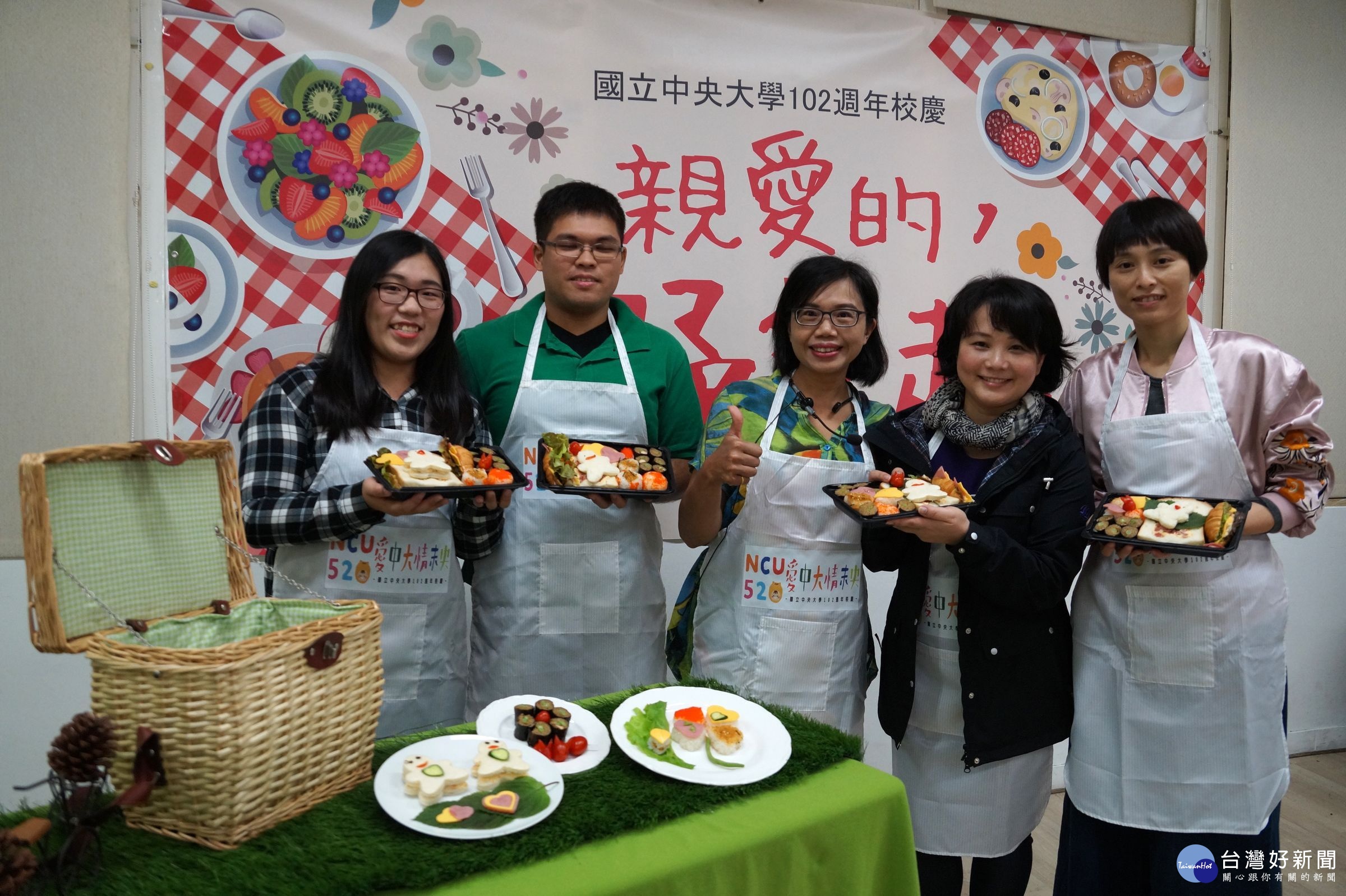 學員們親手DIY,開心地展示親手料理的成果。