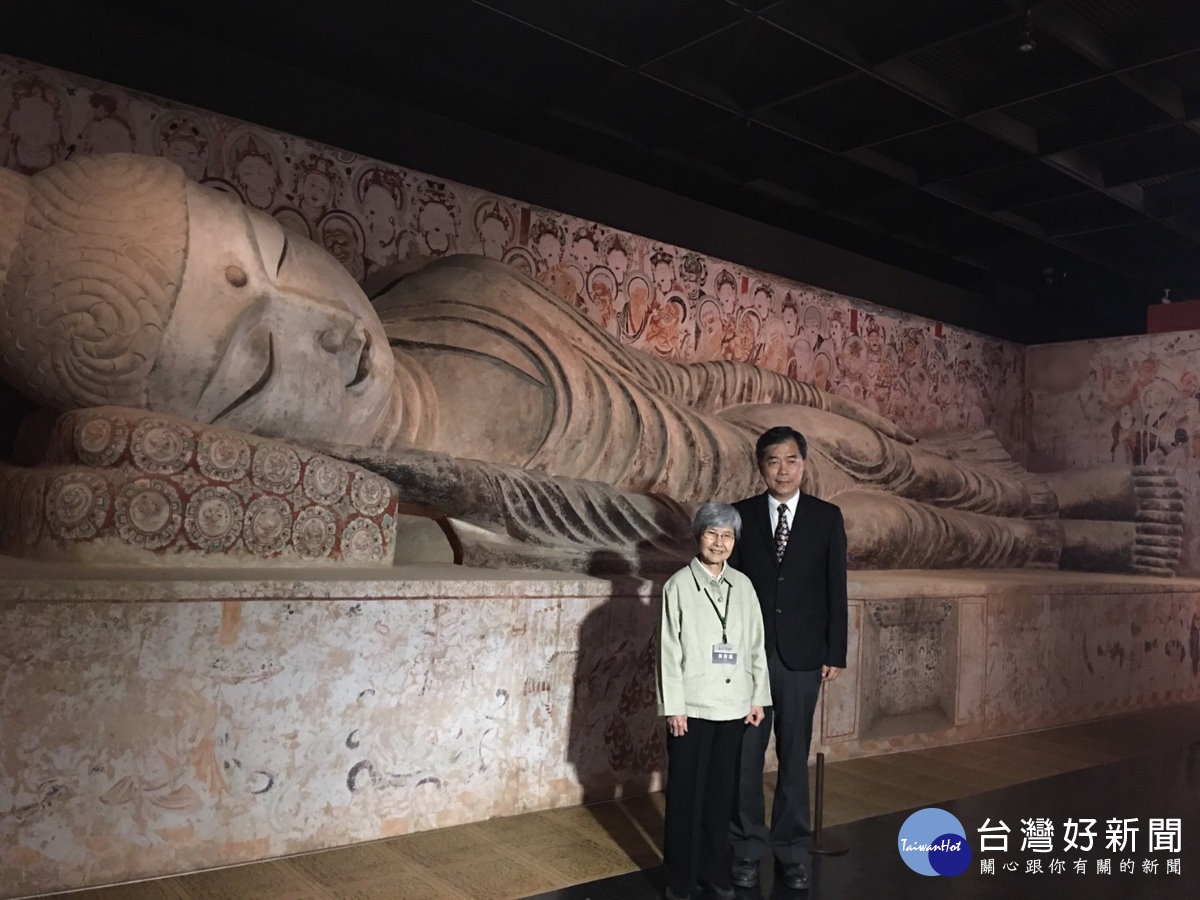 科博館長孫維新跟大陸敦煌研究院名譽院長樊錦詩參觀展出的臥佛。(記者賴淑禎攝)