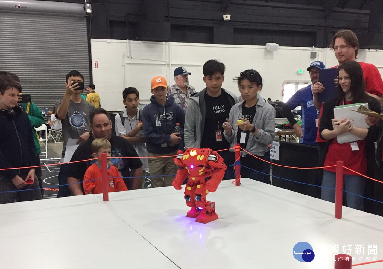 接受青年局輔導的「FUZZY模弧工作室」代表台灣參加全球格鬥機器人大賽，拿下三金三銀的佳績。 