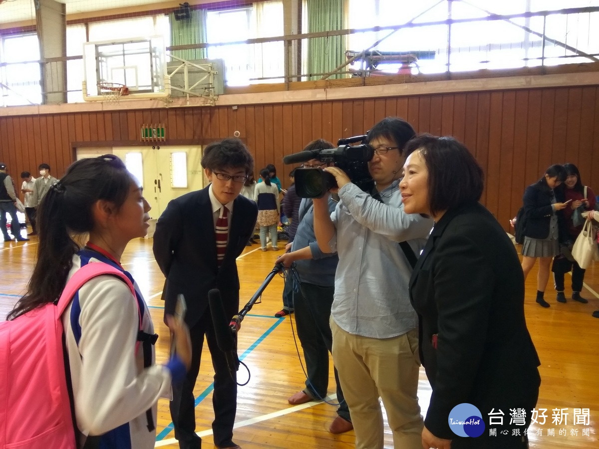 水里商工學生接受日本媒體採訪，落落大方。