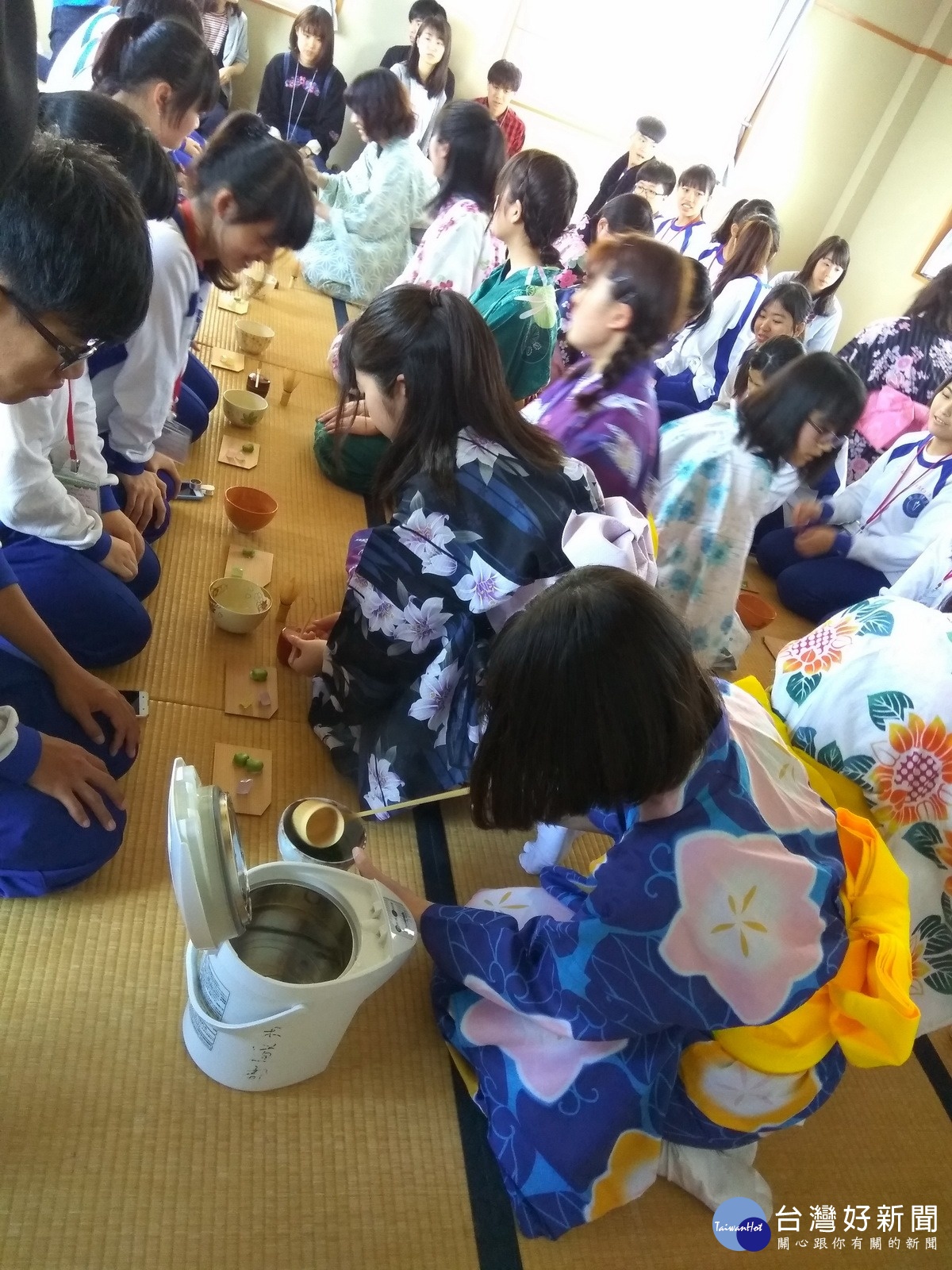 學生體驗日本茶道文化。