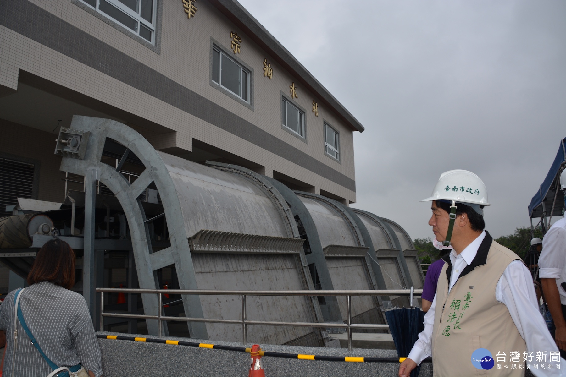 賴清德市長踏勘華宗抽水站。(記者/黃芳祿攝)