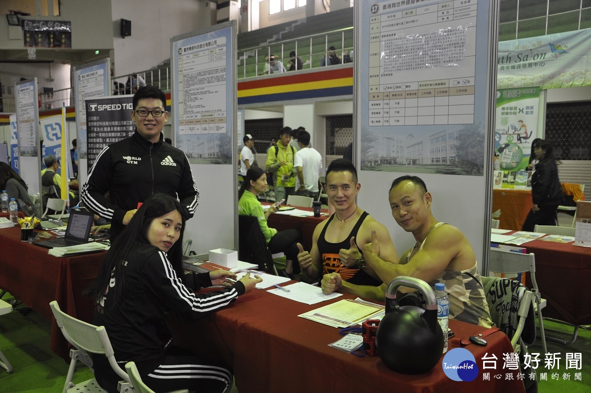 香港健身世界派出健身教練秀肌肉徵才