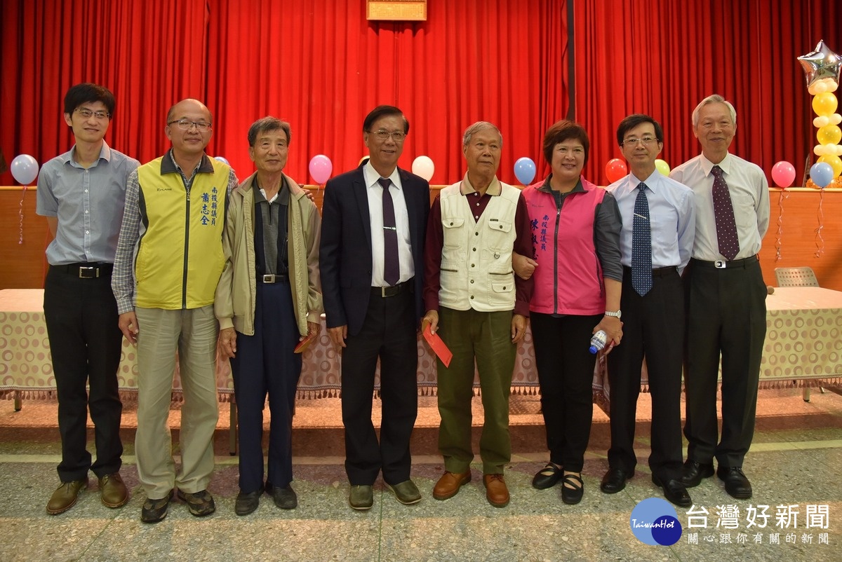 縣府在水里國小舉行第4梯次關懷退休公務人員聯誼活動，並發放敬老金，縣長林明溱〈右5〉、縣議員陳淑惠〈右3〉、蕭志全〈左2〉皆出席。〈記者吳素珍攝〉