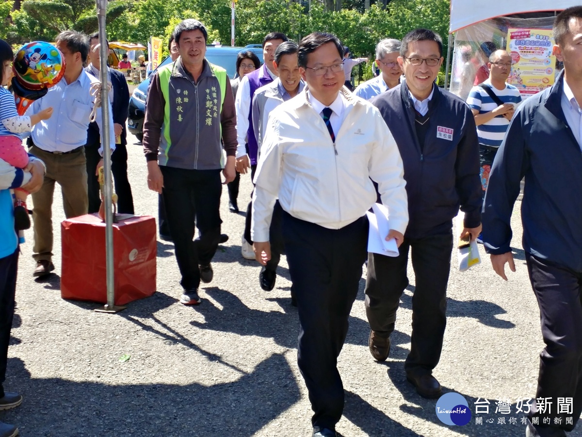 婦幼商品展在桃園酒廠展開，市長鄭文燦在經發局長朱松偉陪同下為記者會開場