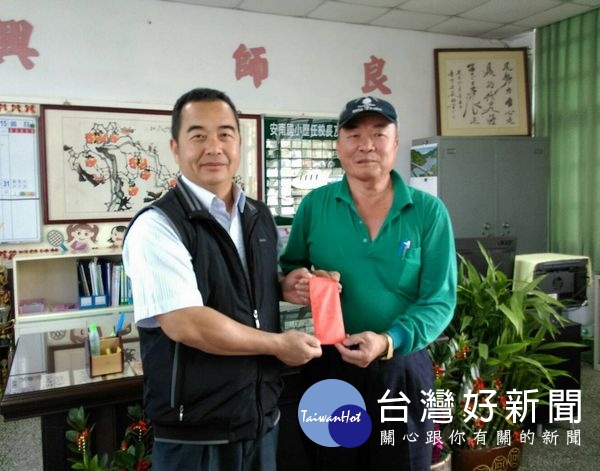 活動剩餘經費由許誌斌代表捐給學校,校長許芳然及全校師生倍感溫馨與敬佩。(記者陳昭宗拍攝)