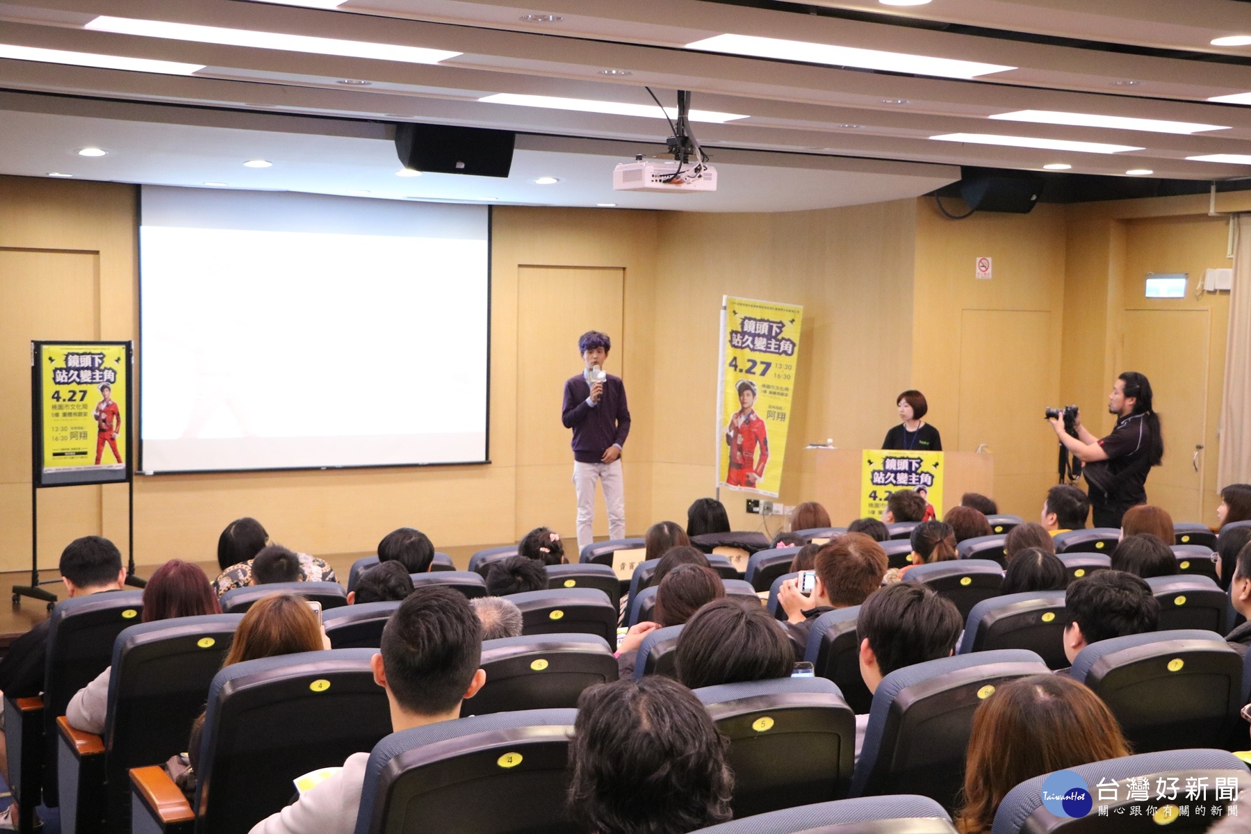 金鐘主持人「浩角翔起」的阿翔(陳秉立),在桃園市文化局與民眾分享,自己從小咖變身為「食尚」一哥的甘苦歷程!
