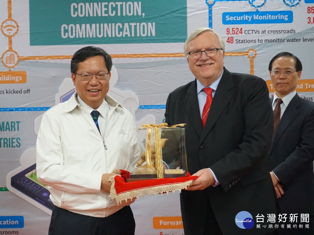 桃園市長鄭文燦回贈桃園木雕紀念品給ICF主席John Jung。