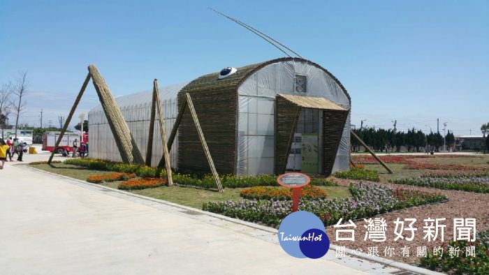 桃園農博「植物工廠」,示範最新LED植物燈,結合水耕技術及營養液技術,打造無污染的生長空間。