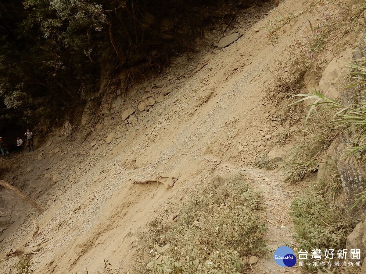 八通關步道2.2K處為地層破碎之非常不穩的崩塌地。〈圖片玉管處提供〉