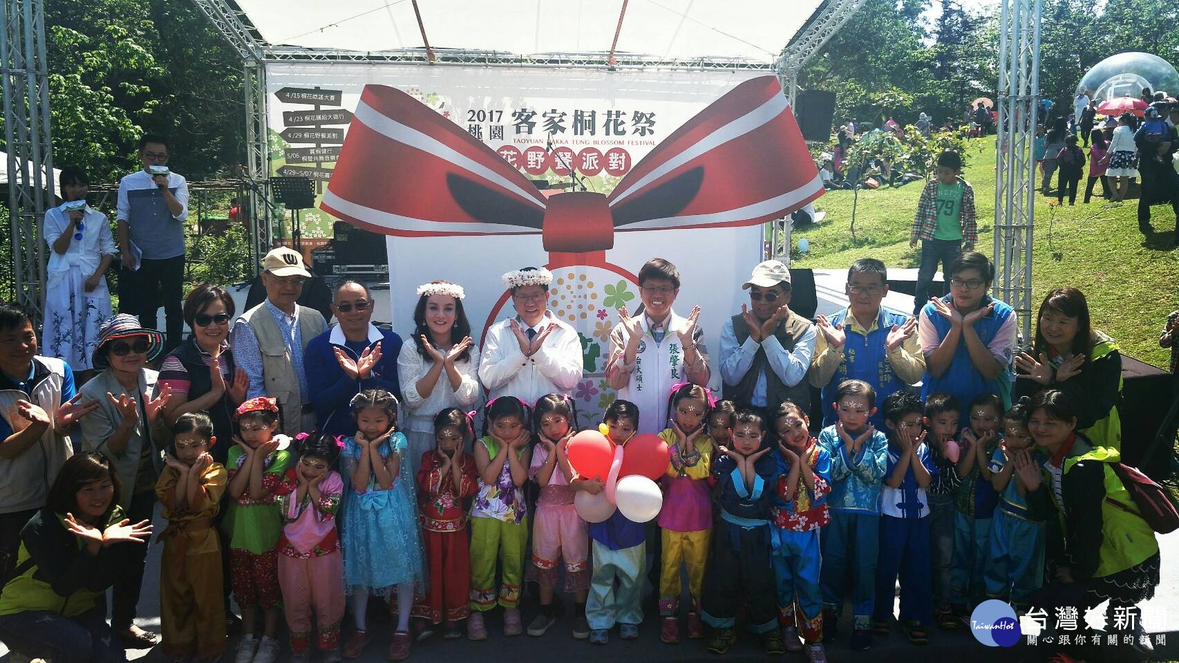 :桐花野餐派對啟動儀式，鄭文燦市長與桐花唸謠比賽冠軍隊伍熱情合照。