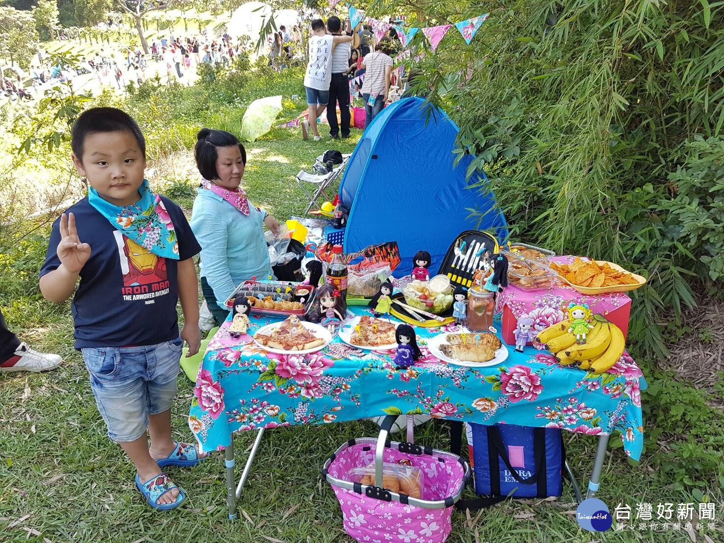 桐花野餐派對吸引大小朋友熱情參與。