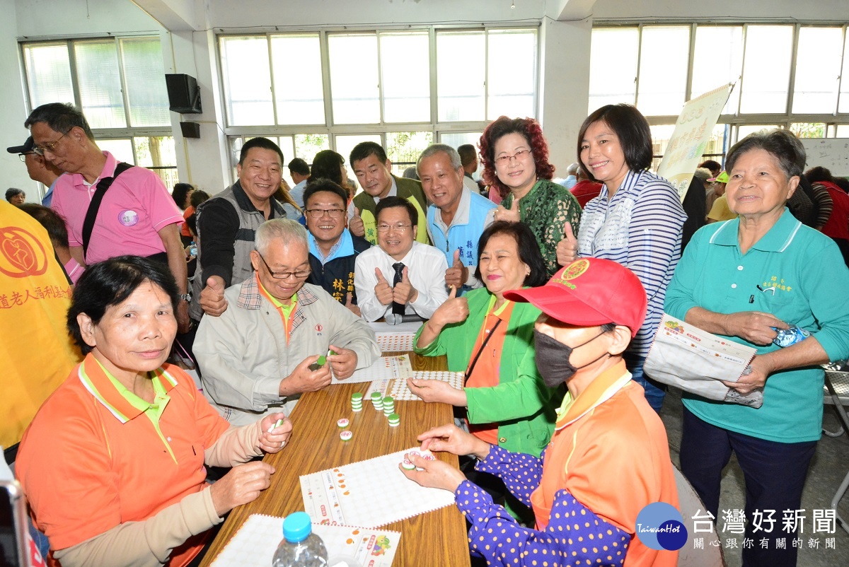 線西復古桌遊活動,縣長魏明谷與老人家一起同樂