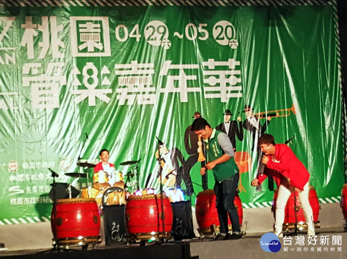 桃園市議員彭俊豪被韓國擊光打擊樂團請上台，模仿團員做即興舞蹈表演，