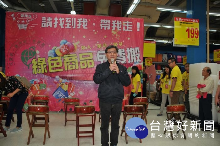 環保局長沈志修親至桃園市綠色商品樂購月活動現場鼓勵民眾採購綠色商品。