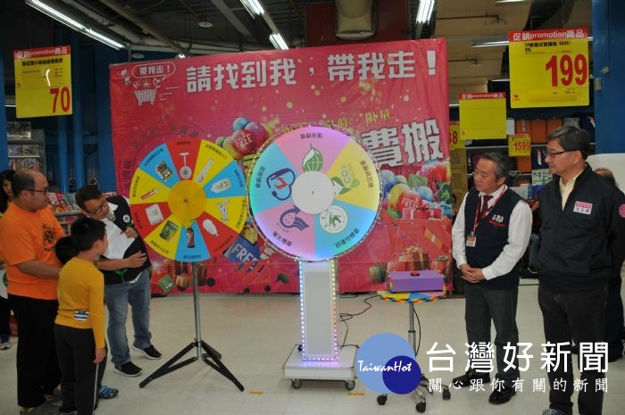 民眾透過參加環保遊戲增進對綠色商品的認識。