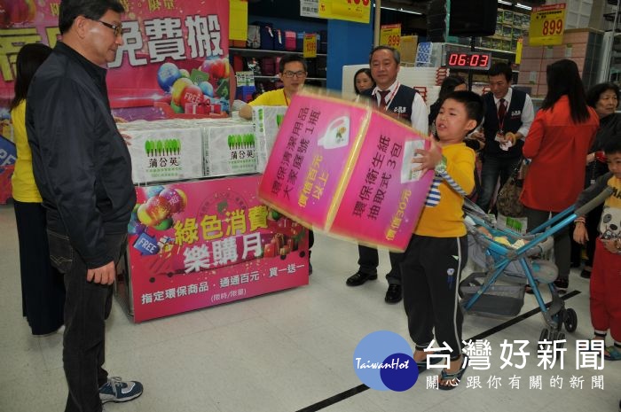 小朋友也來參加綠色商品擲骰子活動。