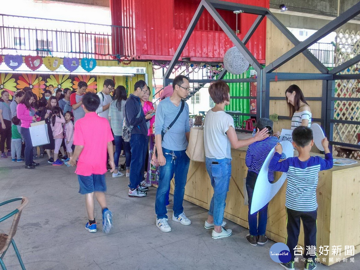 FB打卡贈送一張免費活動體驗卷,吸引民眾手年長龍進行兌換。